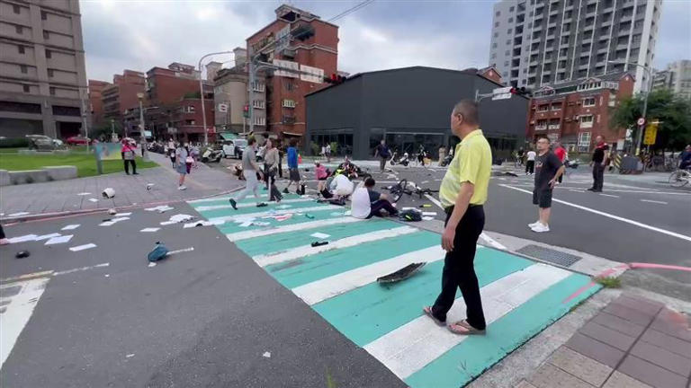 肇事車輛撞到分隔島才停下，現場一面狼藉。(圖/翻攝畫面)