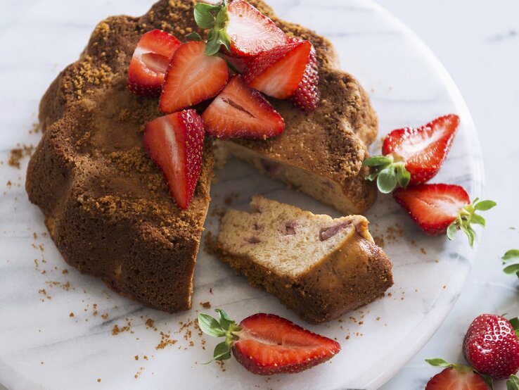 Sauerrahmkuchen mit Erdbeeren: Fluffig, saftig und leicht gemacht