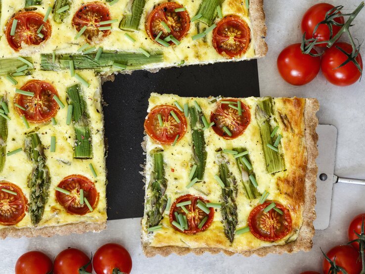 Zugreifen: Quiche mit grünem Spargel, Feta und Tomaten