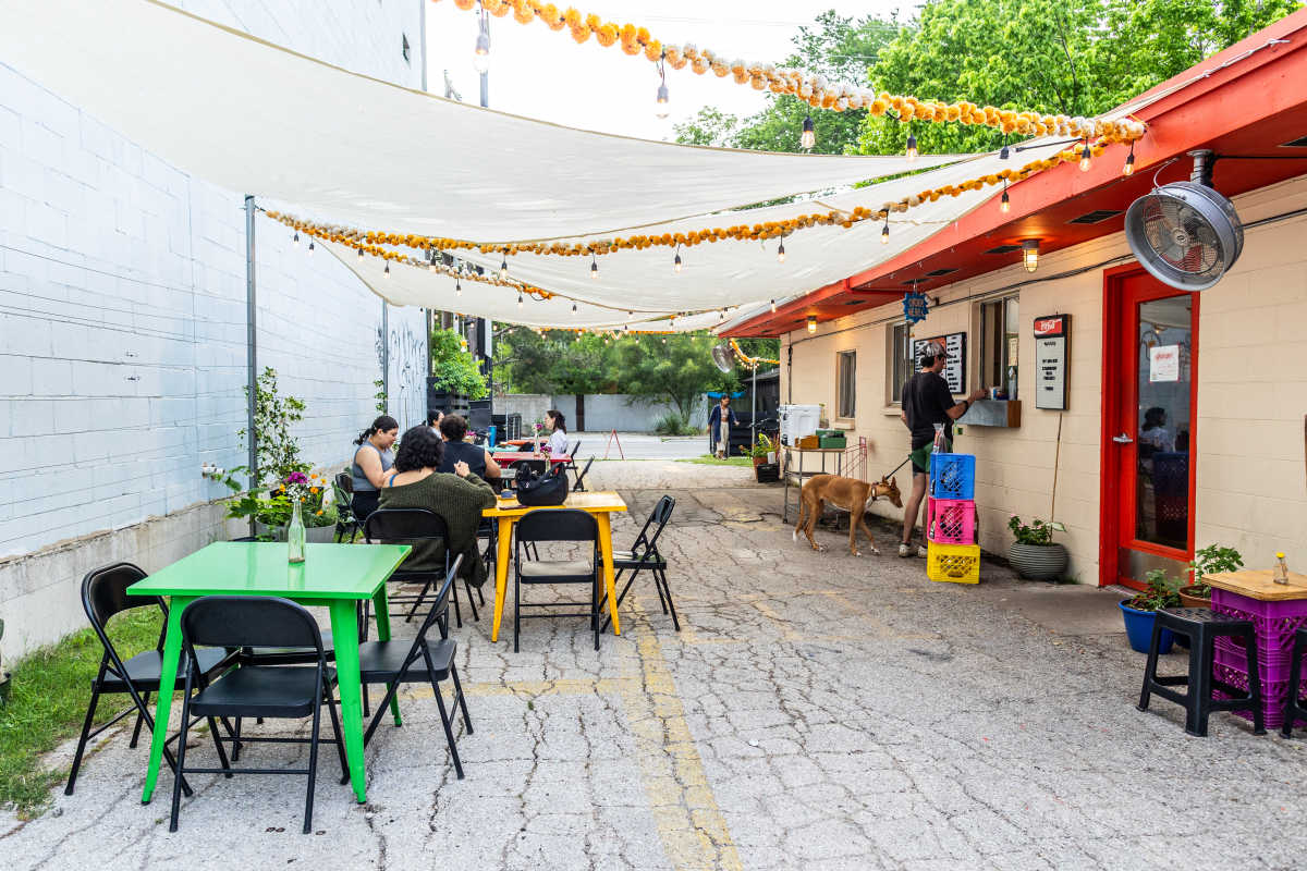 The alleyway where Mercado Sin Nombre is located.