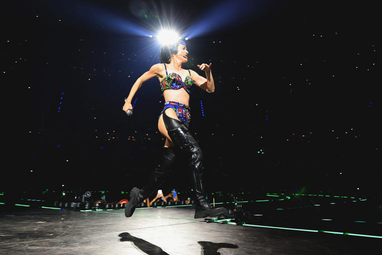 Katy Perry Expertly Handles Onstage Wardrobe Malfunction After Bra