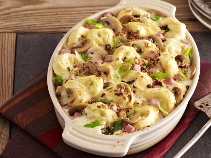 Tortellini-Auflauf mit Schinken &amp; Champignons: Feierabendküche!
