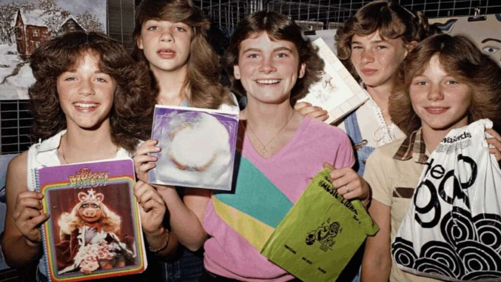 20 Vintage Photos That Show How People Hung Out in the '80s