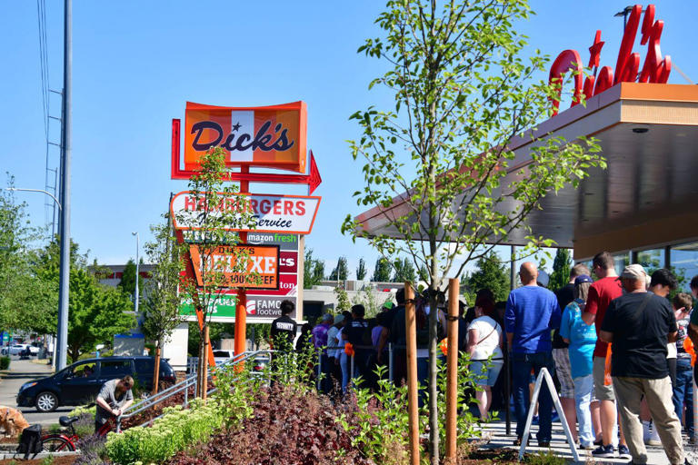 Dick's Drive-In announces opening date for new Everett location