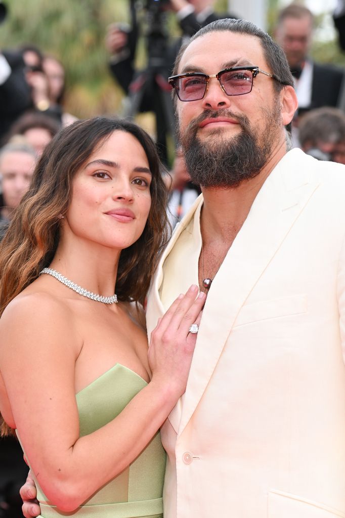 Adria Arjona y Jason Momoa en la alfombra roja de Cannes