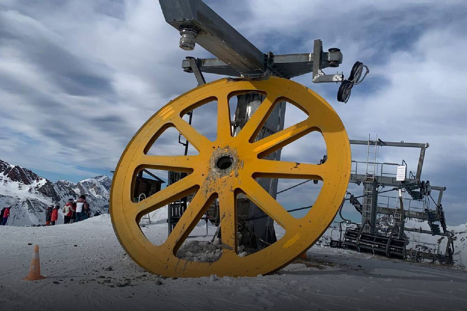 Astún ski resort tragedy Several dead after chair lift collapses(02)