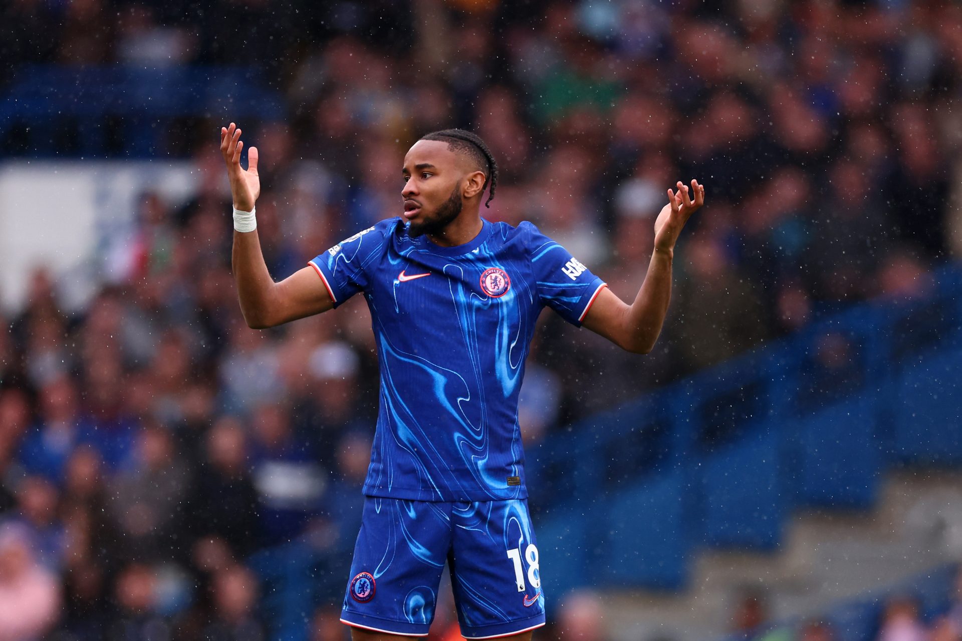 کریستوفر انکونکو در حال بازی برای چلسی در لیگ برتر 2025