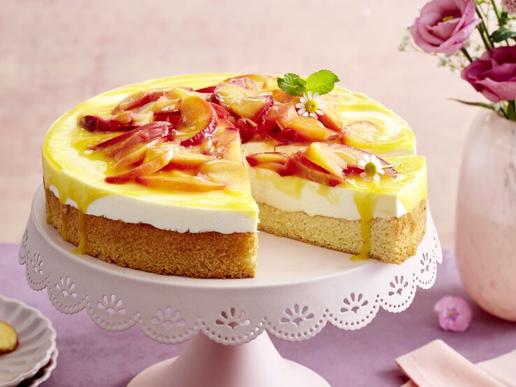 Joghurt-Nektarinen-Torte mit Vanille: fruchtig, leicht &amp; sommerlich