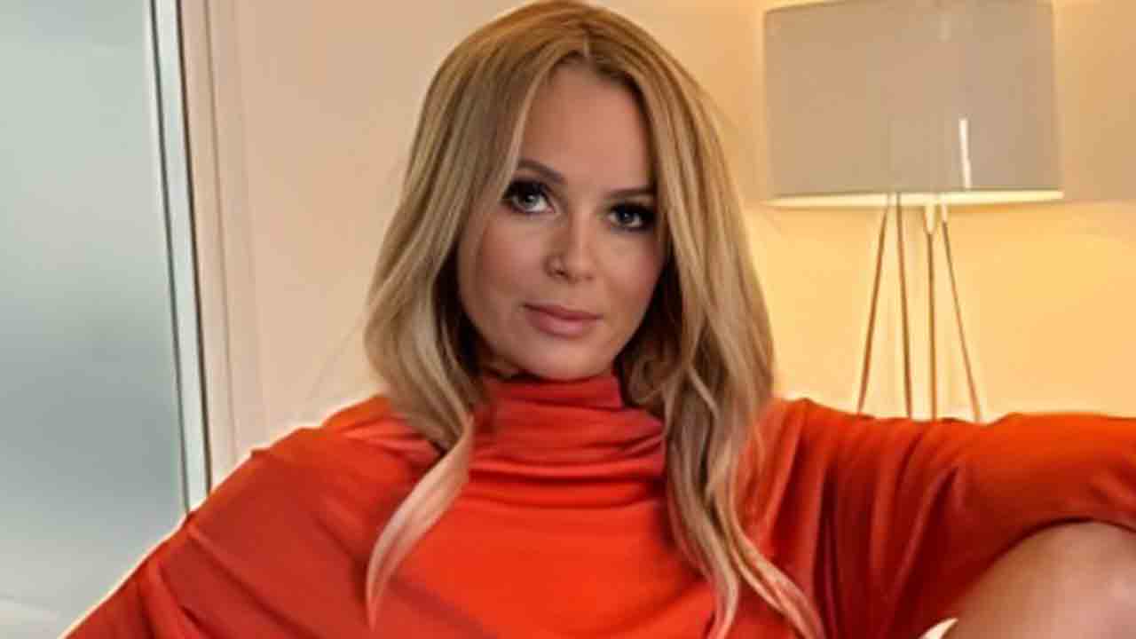 Video: Amanda Holden stiehlt die Show in einem leuchtend orangen Kleid ...