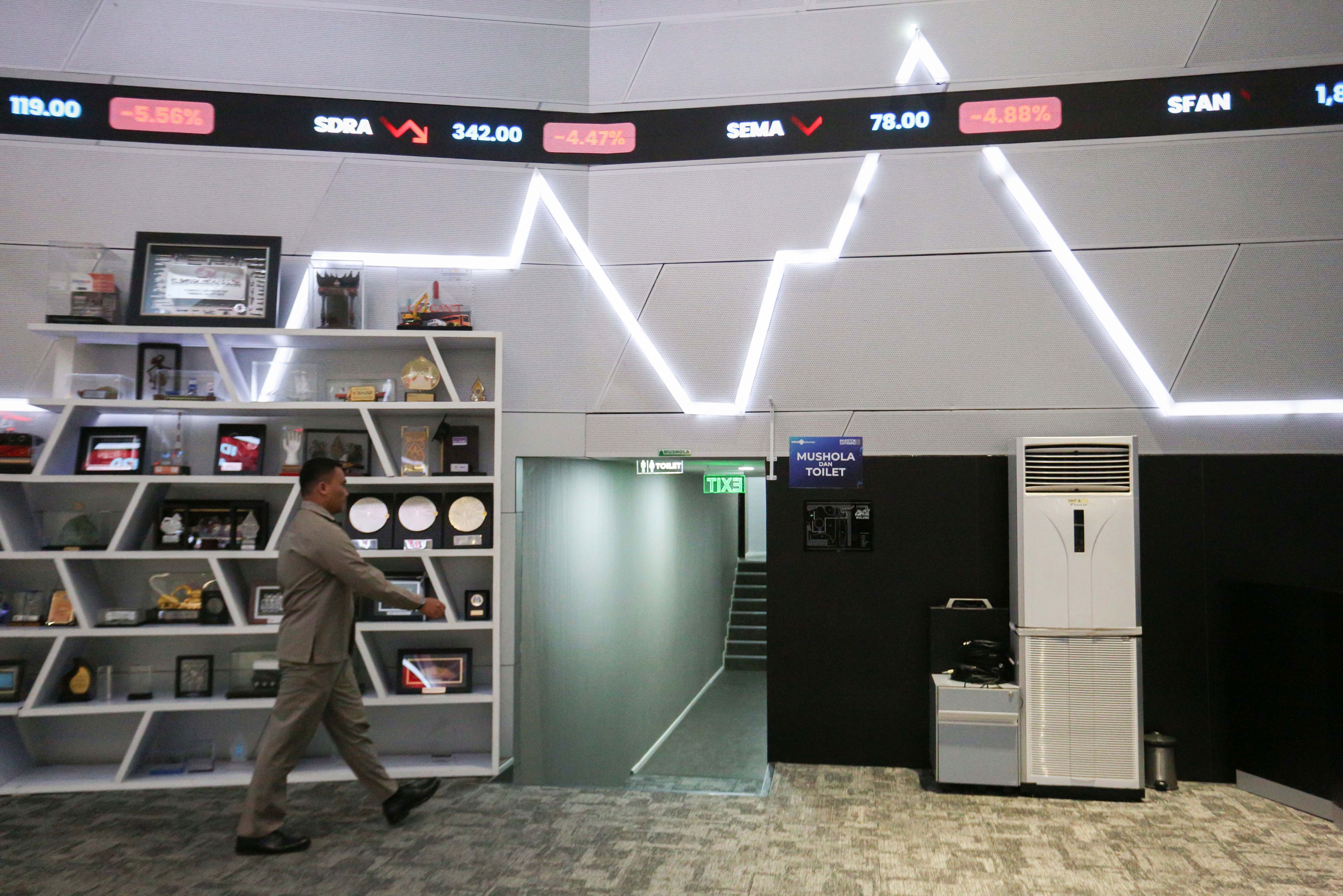IHSG Naik 1,04% di Sesi I ke 7.828, Saham PSAB, BRMS, ANTM Mengilap