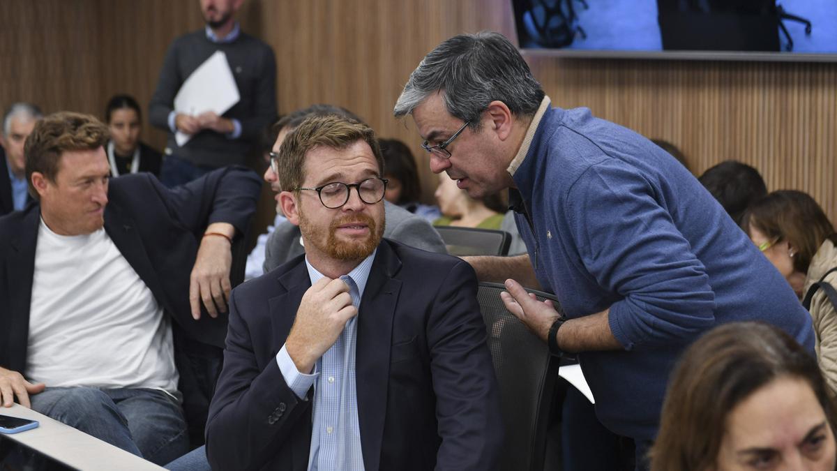 Nicolás Massot (Encuentro Federal) y Germán Martínez (UxP) durante el plenario de comisiones en Diputados de la semana pasada en que se discutió la prórroga de la moratoria y el aumento del bono para los jubilados que perciben el haber mínimo.