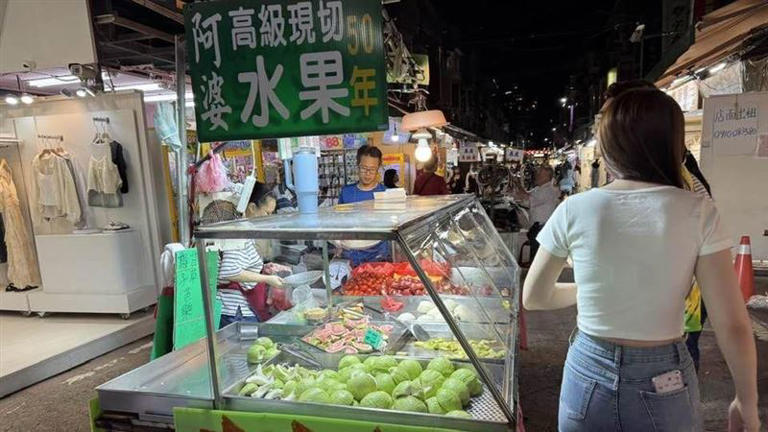 聯發科蔡力行在Computex演講場上，送給黃仁勳最愛的夜市「水果阿婆」三寶，組合包，「番茄、情人果、芭樂」，讓黃仁勳驚呼：「都是我的最愛！」場面溫馨幽默。（圖／記者師瑞德攝影）