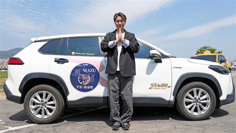 黃少谷開多元計程車。（圖／翻攝自臉書）