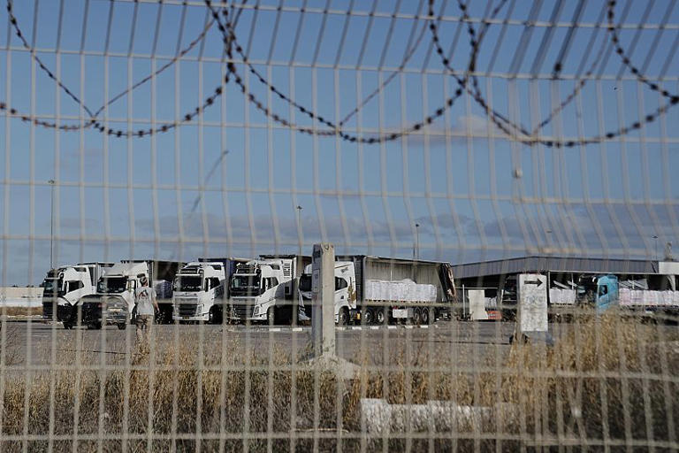 Camiones cargados con ayuda humanitaria para Gaza en el cruce de Kerem Shalom, en el sur de Israel, el 20 de mayo de 2025. AP