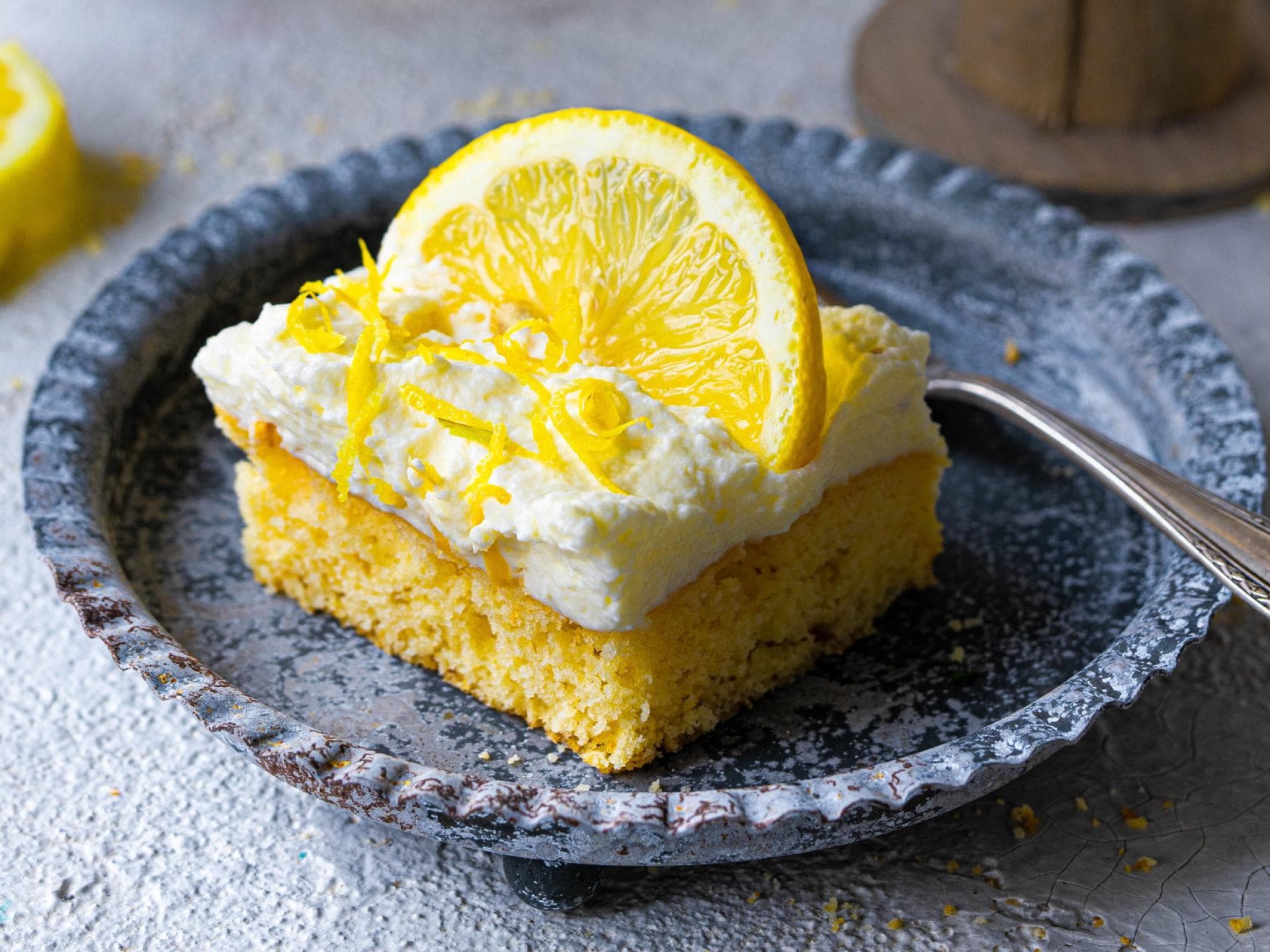 Zitronenkuchen vom Blech: Rezept für 20 Personen