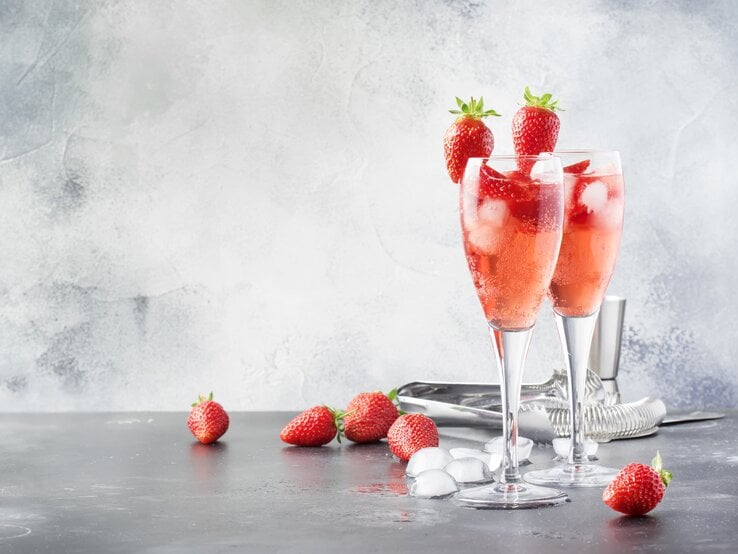 Rhabarber-Sekt mit Erdbeeren: Fruchtiger Genuss für Balkon &amp; Garten