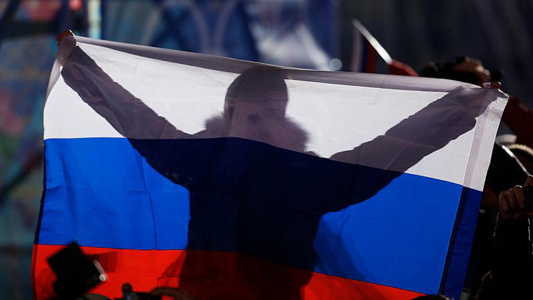 Un fan tient un drapeau russe lors de la cérémonie de remise des médailles des Jeux olympiques d'hiver de février 2014, à Sotchi.