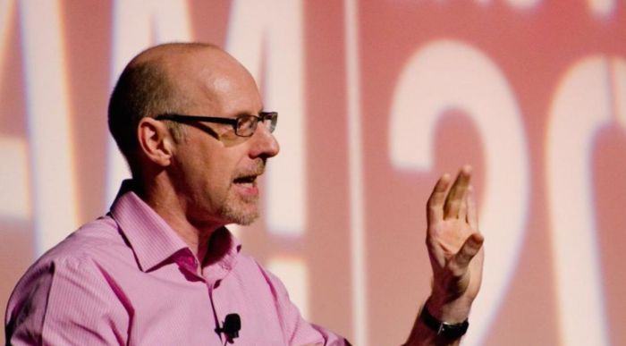 Psicólogos explican qué significa que tu pareja te dé la espalda al dormir