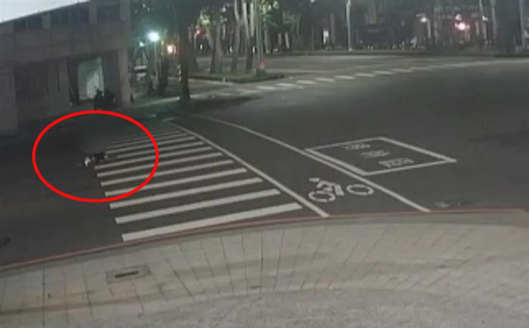 李男不知何故，斑馬線才剛過一半就躺著，導致後方自小客閃避不及撞上。（圖／翻攝畫面）