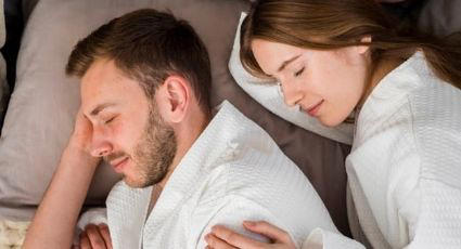 Psicólogos explican qué significa que tu pareja te dé la espalda al dormir