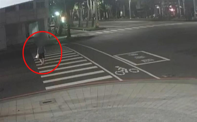 李男不知何故，斑馬線才剛過一半就躺著，導致後方自小客閃避不及撞上。（圖／翻攝畫面）