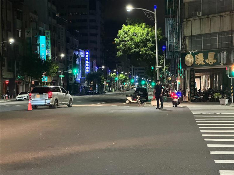 吳男發現斑馬線上有人躺著時已經來不及。（圖／翻攝畫面）