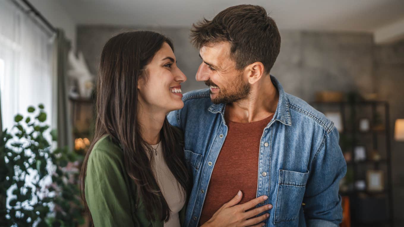 11 Subtle Body Language Clues That Are Obvious When Someone Is In ...