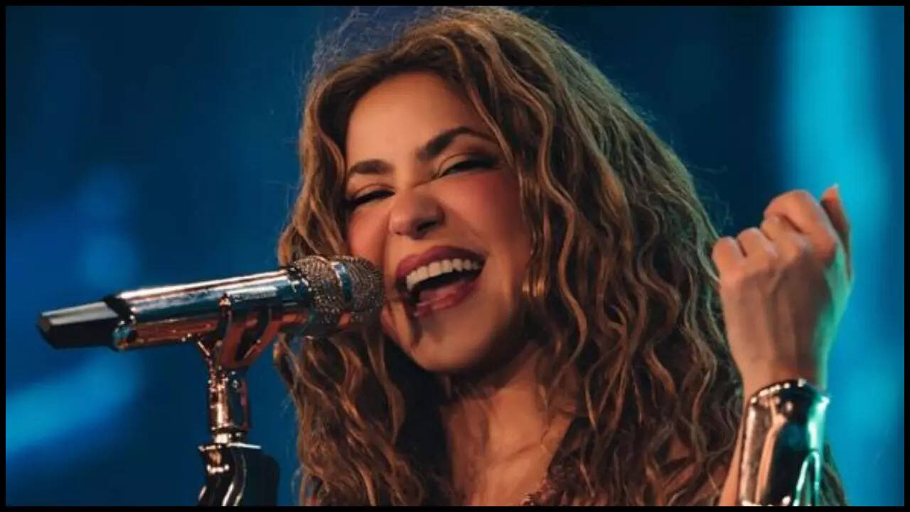 Shakira experiences a nasty fall on the stage during 'Whenever(00)