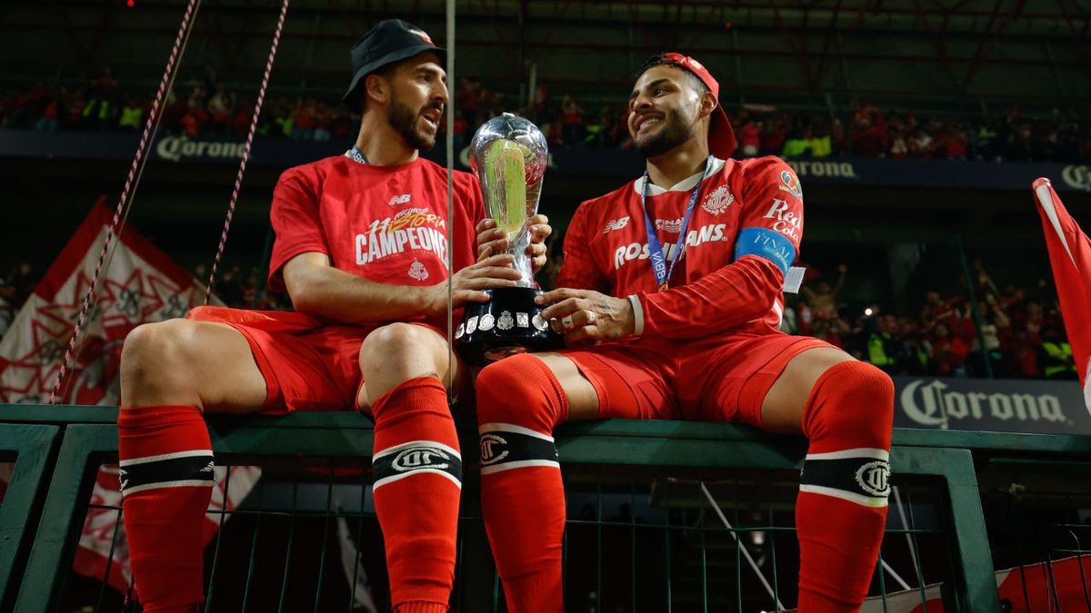 Jugadores del Toluca celebran el título de la Liga MX (Imago7)