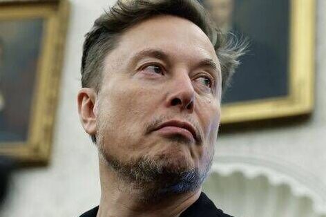 CNN anchor disrupts show for breaking news in huge blow for Elon Musk