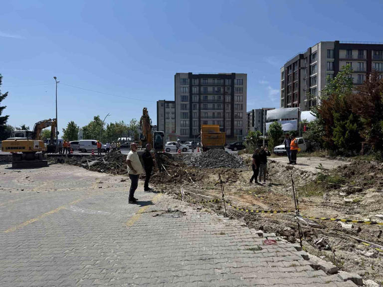 İSTANBUL BEYLİKDÜZÜ'NDE BULUNAN TÜRKİYE DENİZ CANLILARI MÜZESİ KURUCUSU BALIKÇI KENAN BALCI, BOYNUNA ASTIĞI BALIKLARLA EKREM İMAMOĞLU'NU PROTESTO ETTİ. İMAMOĞLU'NUN ARAZİSİNE EL KOYDUĞUNU İDDİA EDEN BALCI, CHP LİDERİ ÖZEL'E DEFALARCA DURUMUNU ANLATAN MEKTUPLAR GÖNDERDİĞİNİ VE KARŞILIK BULAMADIĞINI SÖYLEDİ.