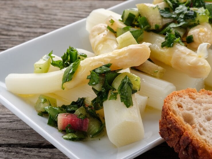 Spargel-Rhabarbersalat mit Frühlingskräutern – lauwarm genießen