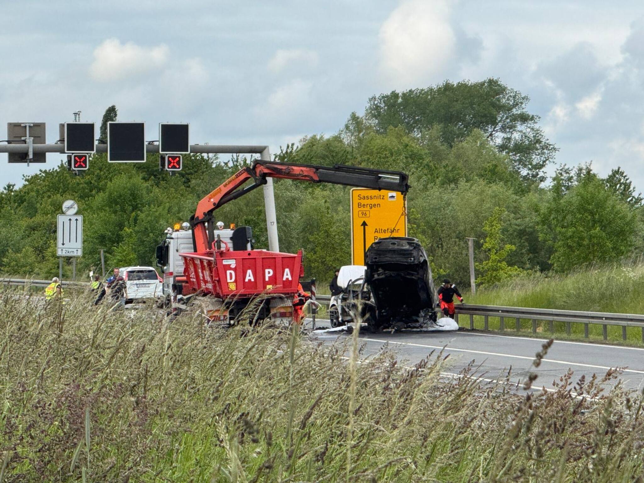 Stralsund und Altefähr Unfall hinter Rügenbrücke zwei brennende Autos