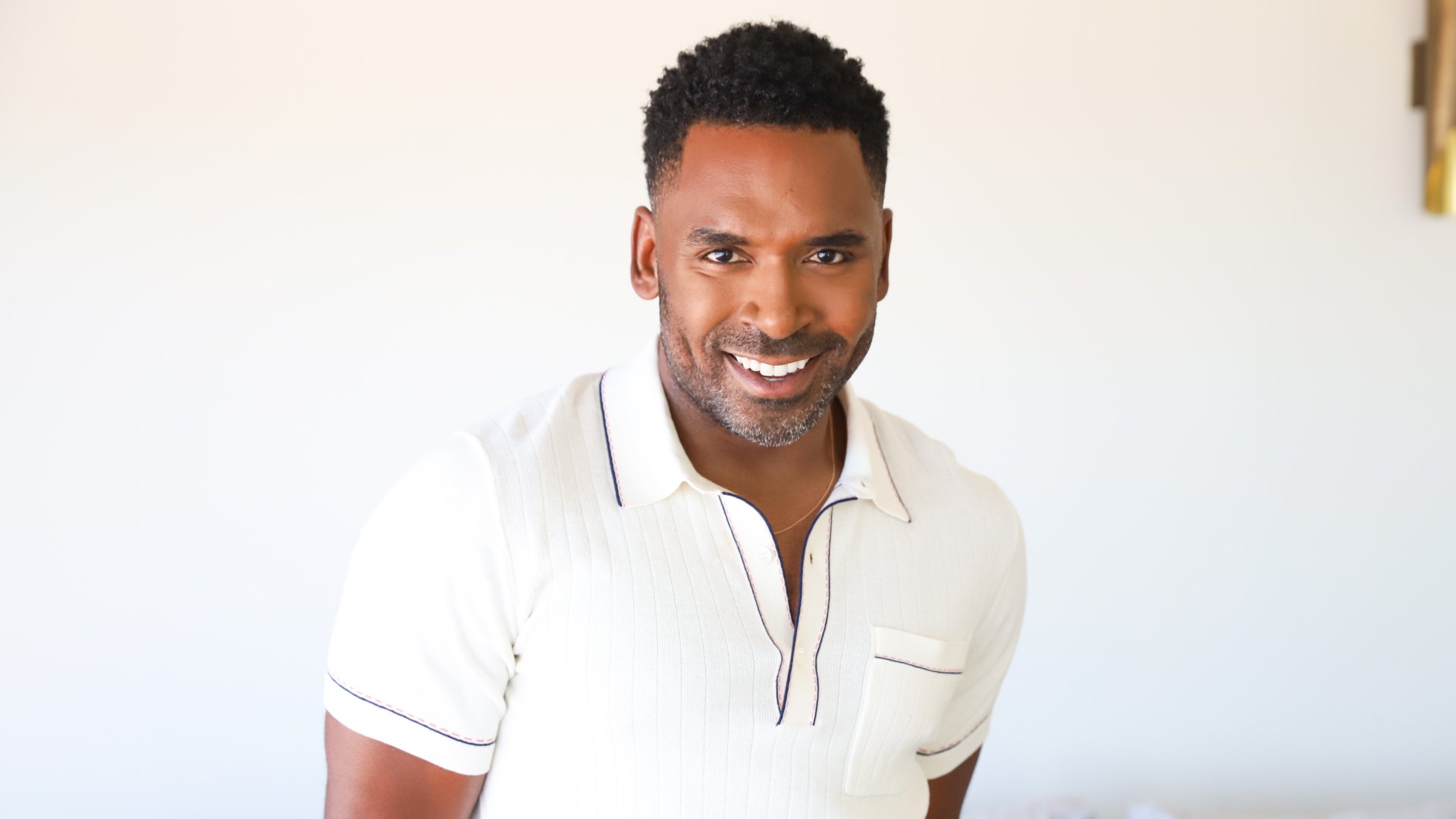 'E! News' Co-Host Justin Sylvester Shares His Camera-Ready Beauty ...