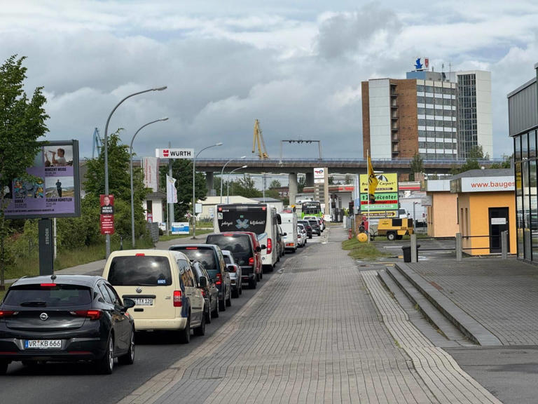 Stralsund und Altefähr Unfall hinter Rügenbrücke zwei brennende Autos