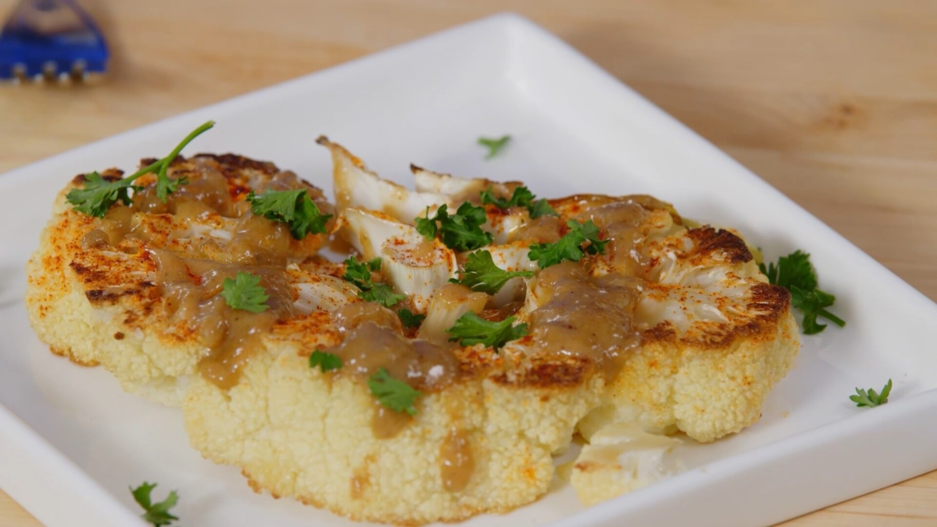 Gebratener Blumenkohl mit Rosinen-Kapern-Sauce und Steak