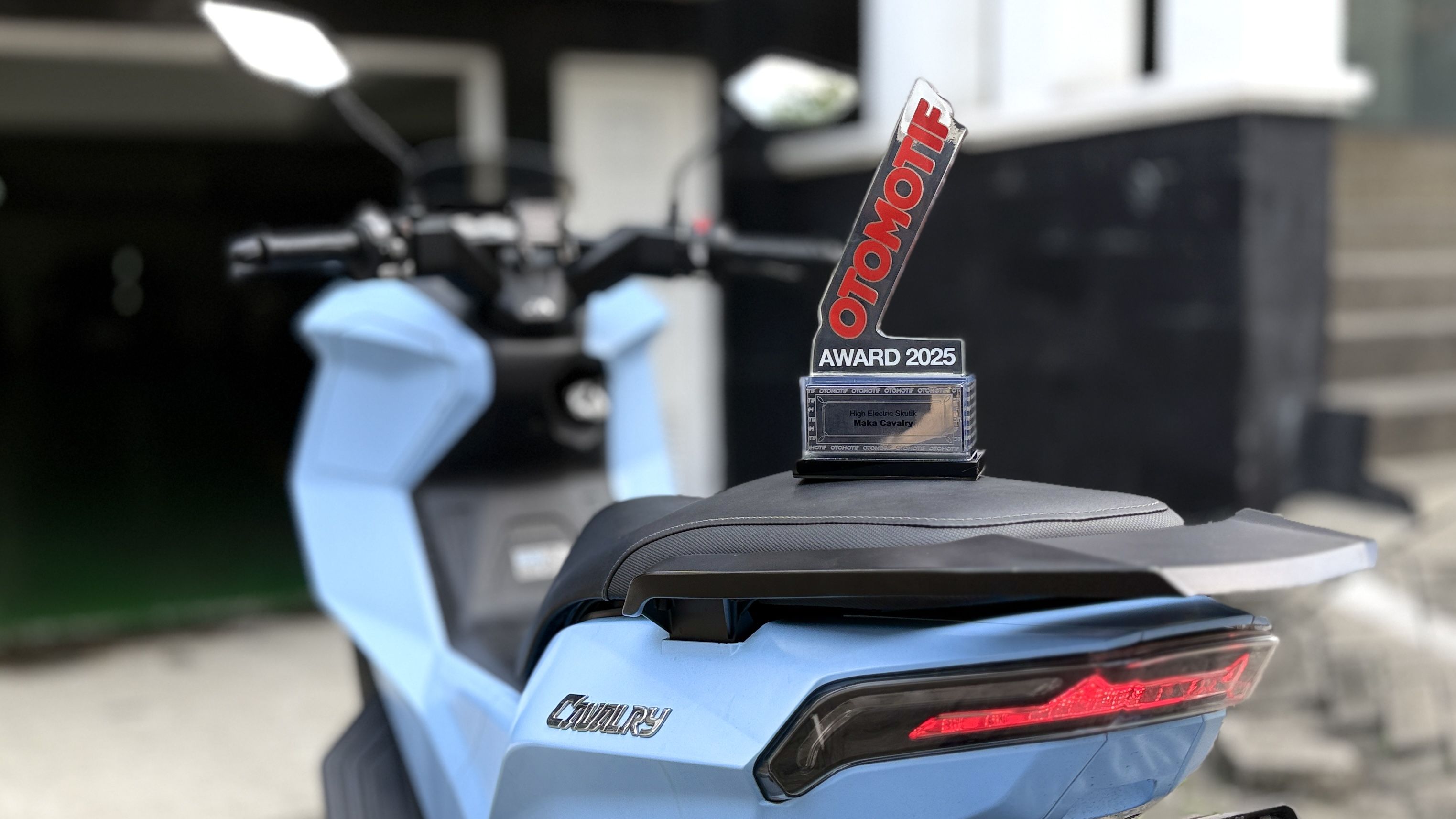 AA1FFrtX Keren Sekali! Skuter Listrik Ini Juara "Best of High Electric Scooter" di Penghargaan Otomotif 2025