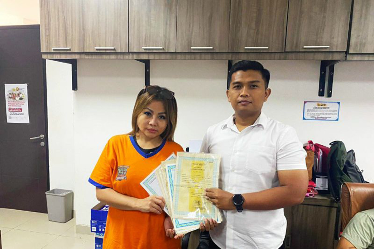 Penampilan Istimewa Jan Hwa Diana Saat Serahkan Ijazah untuk Karyawan Yang Terpidana