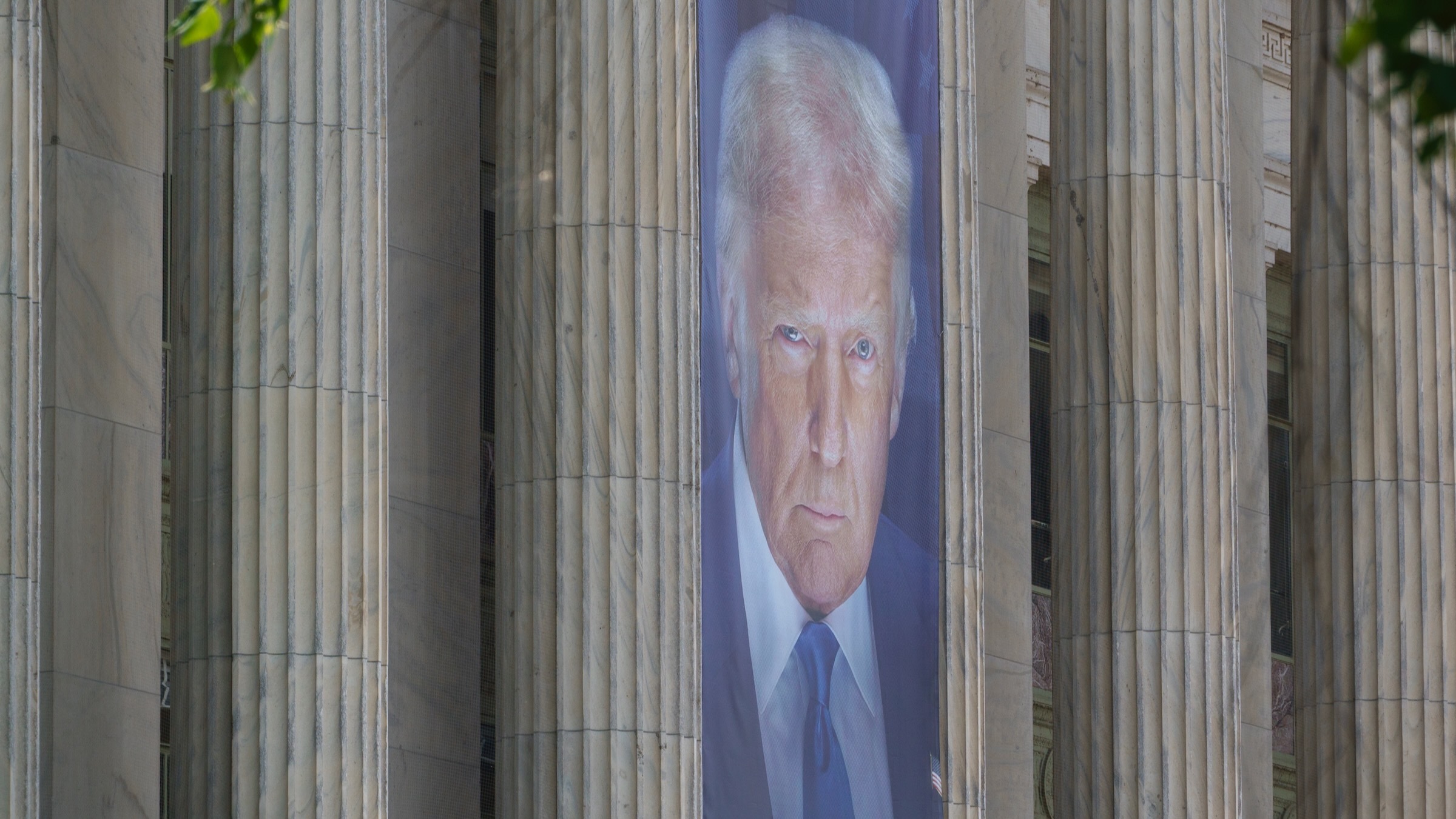 US Supreme Court Stalls Ruling on Trump's Tariffs Amid Global Trade Tensions