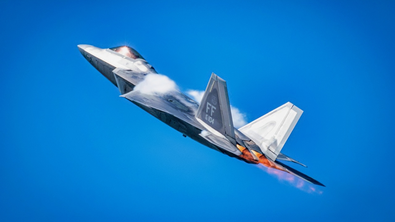 Stealth F-22 Raptor Can ‘Fly Under’ Enemy Fighters Planes ‘Undetected’