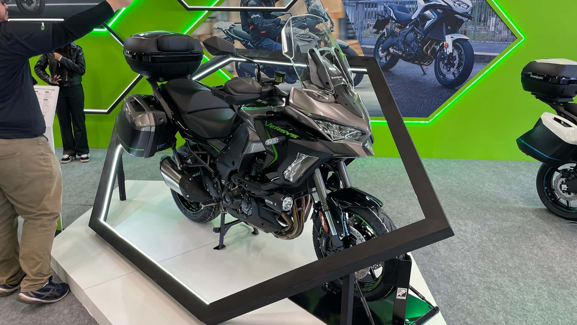 Kawasaki lança Ninja ZX4-RR e Versys 1100 2026 no Brasil