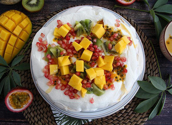 Easy pavlova with exotic fruits