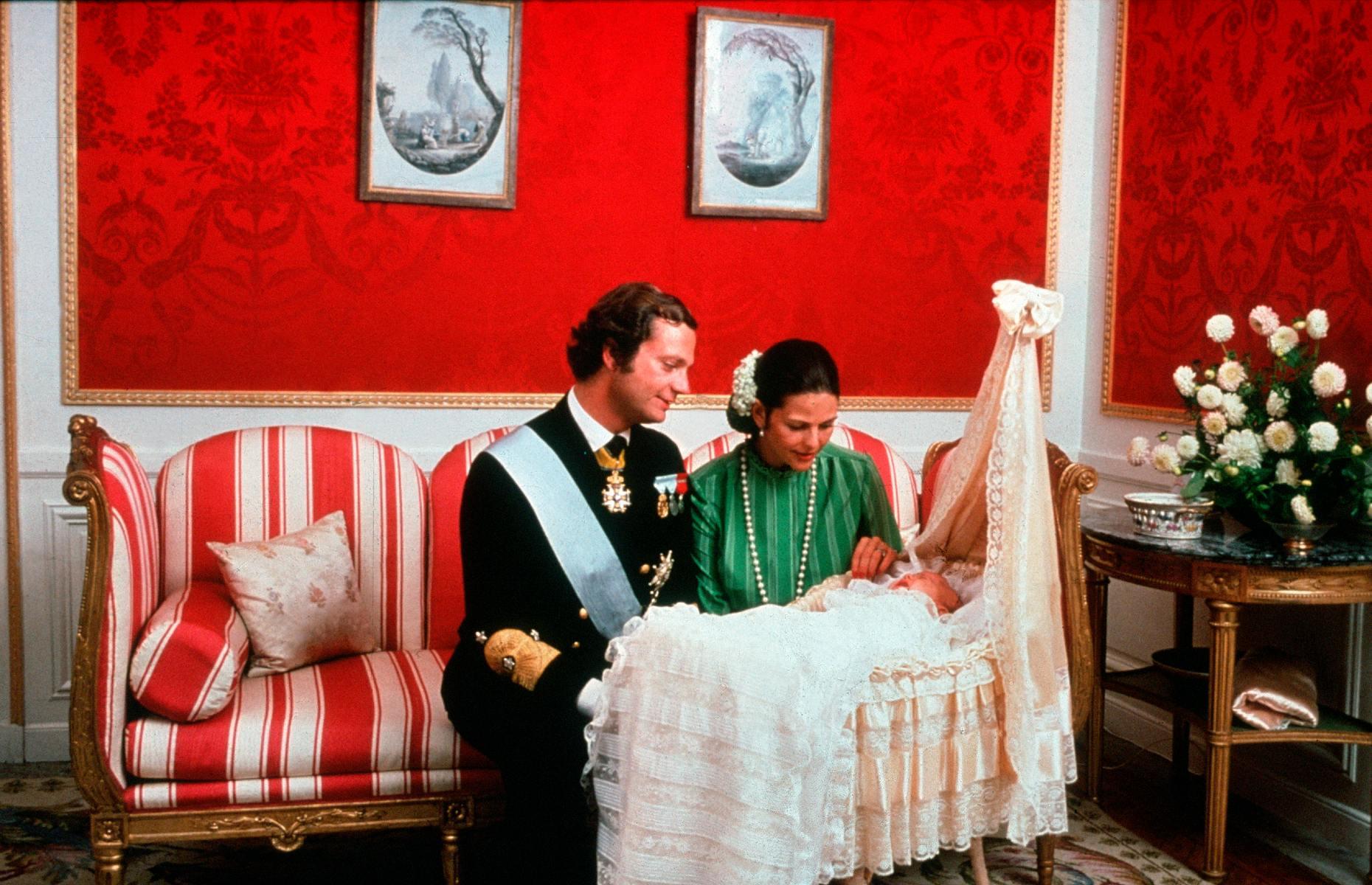 Rare archive photos of royal families in their private moments