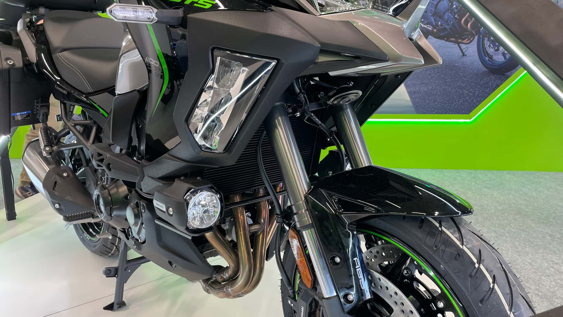Kawasaki lança Ninja ZX4-RR e Versys 1100 2026 no Brasil