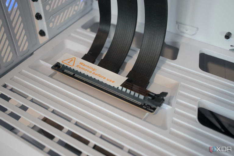 HYTE Y40 Snow White Edition PCI riser slot