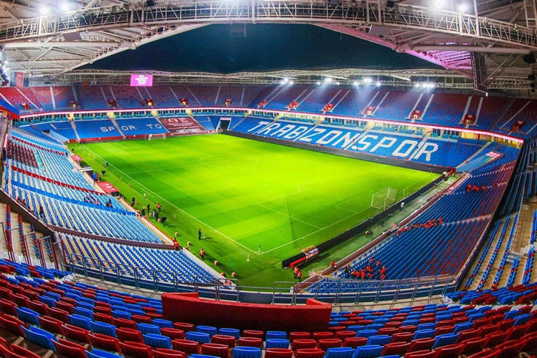 Süper Ligde şampiyon olan Galatasaray, Trabzonspora para kazandırdı. Bordo-mavili ekip, Galatasaraya transfer olan Eren Elmalının bonusu sayesinde ek gelir elde etti. Galatasarayın şampiyonluğu ile birlikte devreye giren şampiyonluk bonusu, 500 bin euro yani 22 milyon TL daha kasasına koymuş olacak.