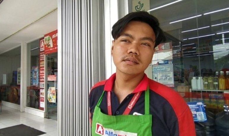 Tendangan Karyawan Minimarket Surabaya Buat Pencuri Kalah, Honda Scoopy Terhindar Serangan