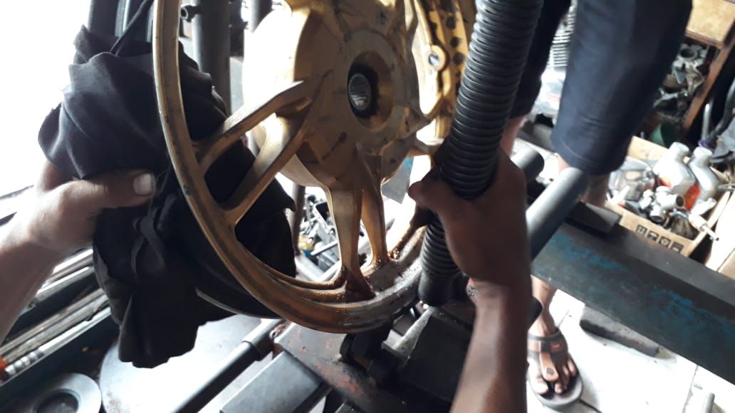 Perhatian! Jangan Asal Memperbaiki Pelek Motor yang Pecah, Ini Kata Ahli