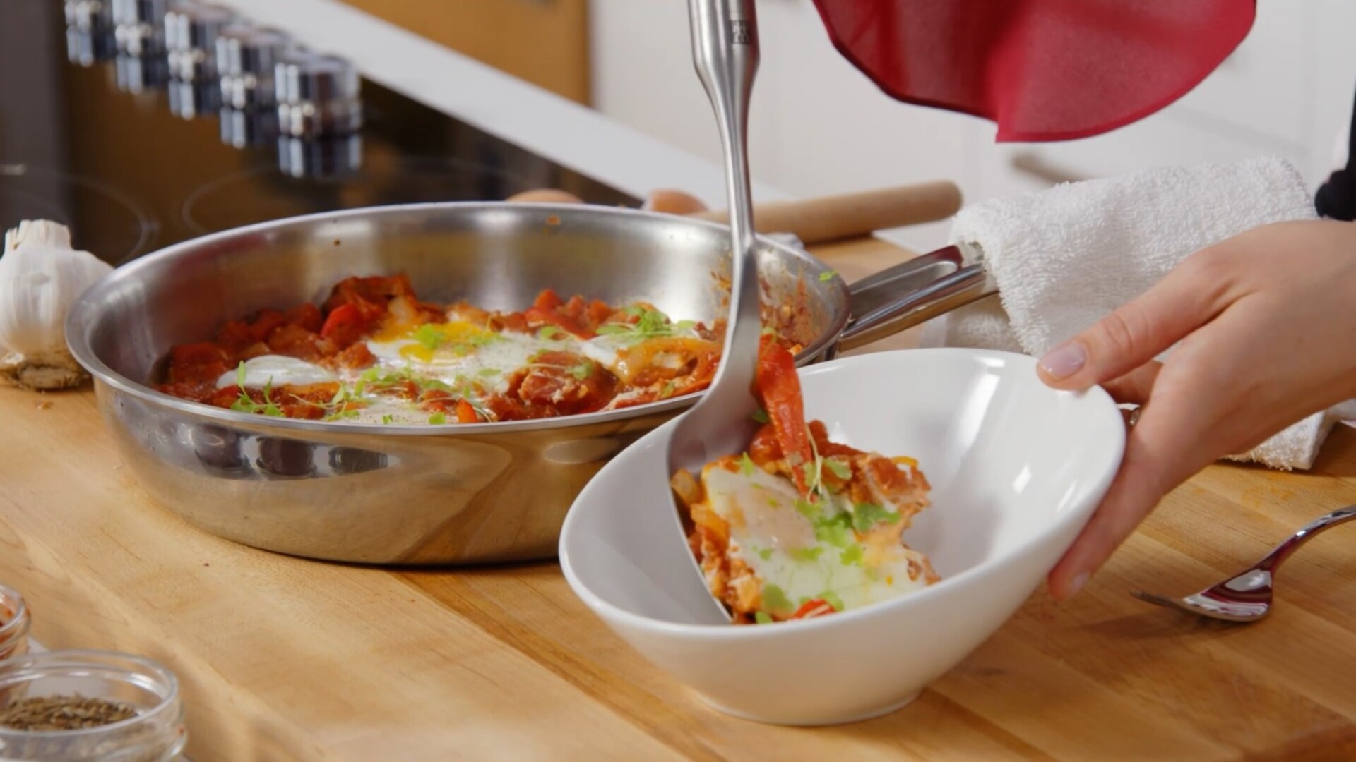 Shakshuka mit Büffelmozzarella und pikanter Tomatensoße