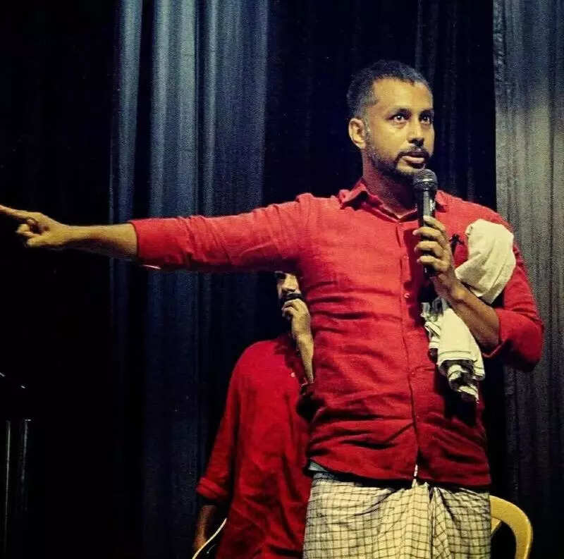 Theatre practitioner denied entry to Kolkata auditorium for wearing lungi;  sparks debate